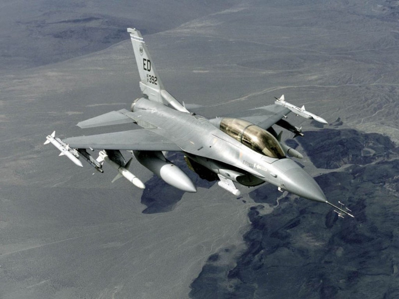 Американский истребитель F16