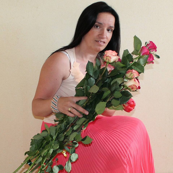 Девушка, цветы, улыбка, брюнетка, взгляд, розы